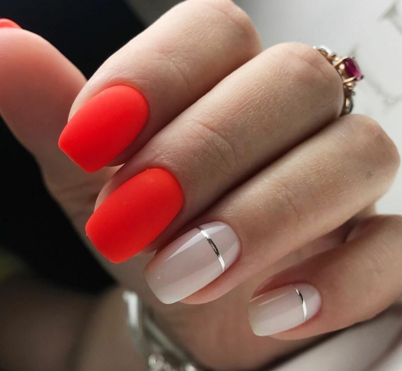 Модные красные ногти квадрат