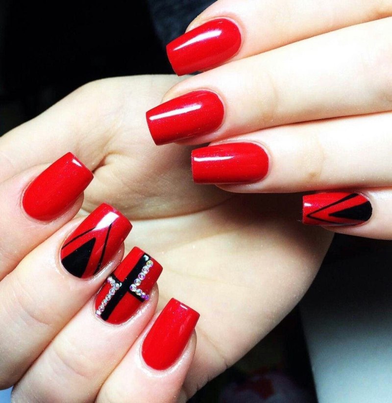Маникюр красный с белым