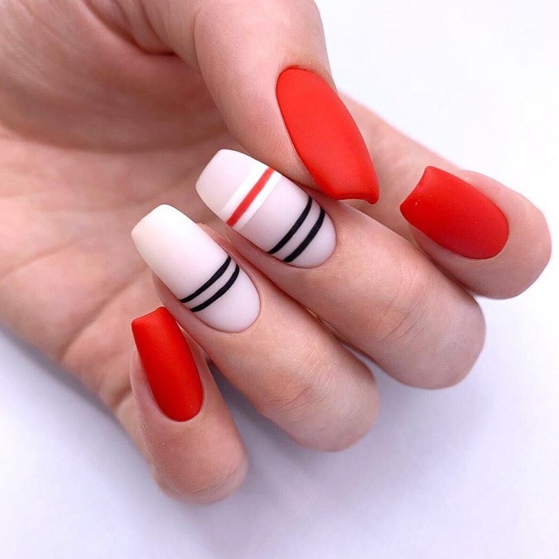 Маникюр красный с белым