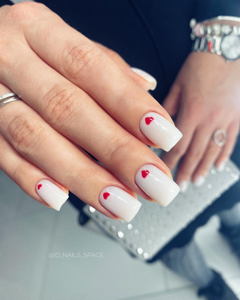 Красно белое омбре на ногтях