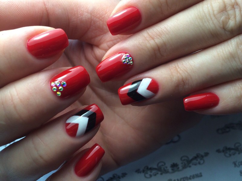 Красный маникюр