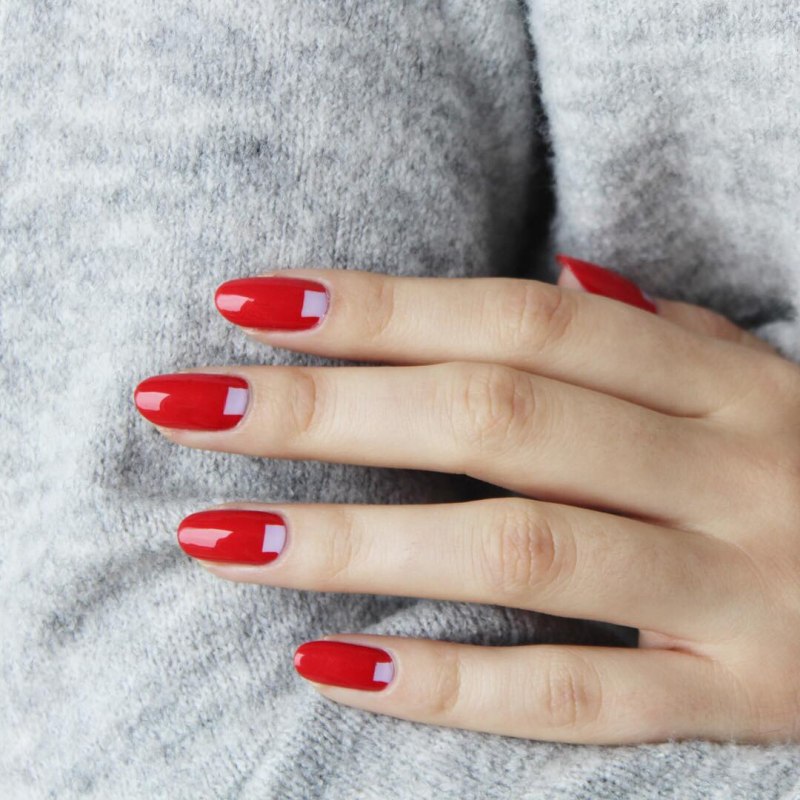 Красный маникюр на короткие ногти квадратной формы