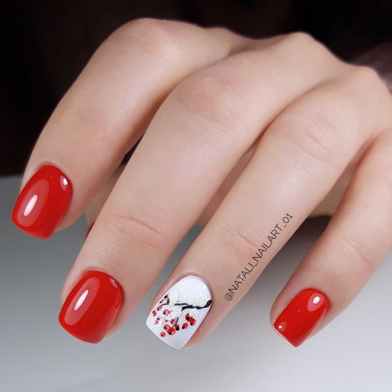 Маникюр красный с белым