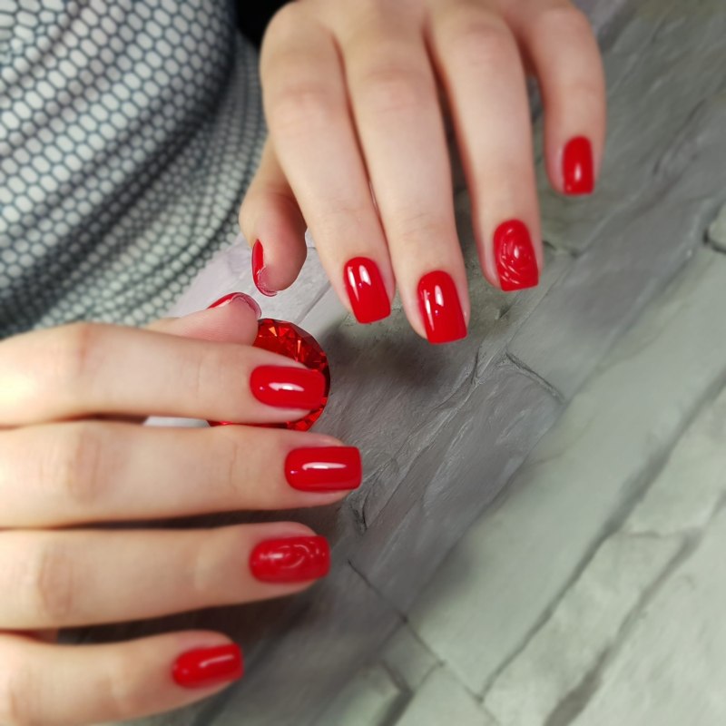 Маникюр на короткие ногти красный с белым