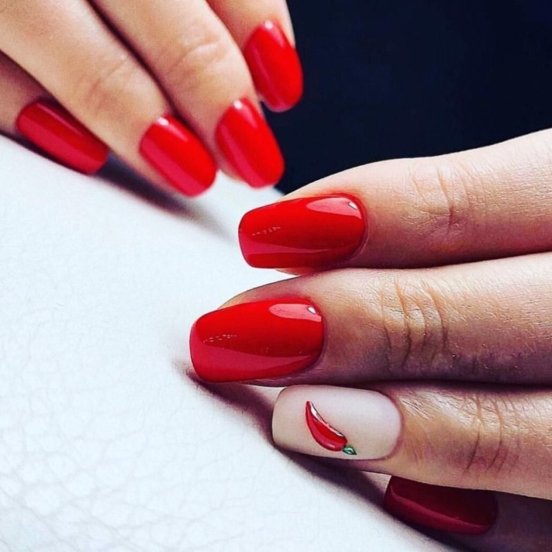 Маникюр красный с белым