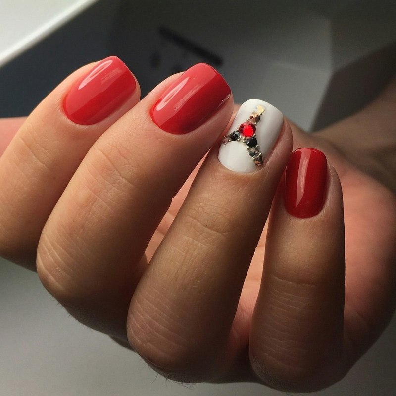 Красные ногти с белым узором