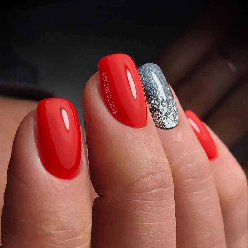 Красно-белый маникюр с дизайном