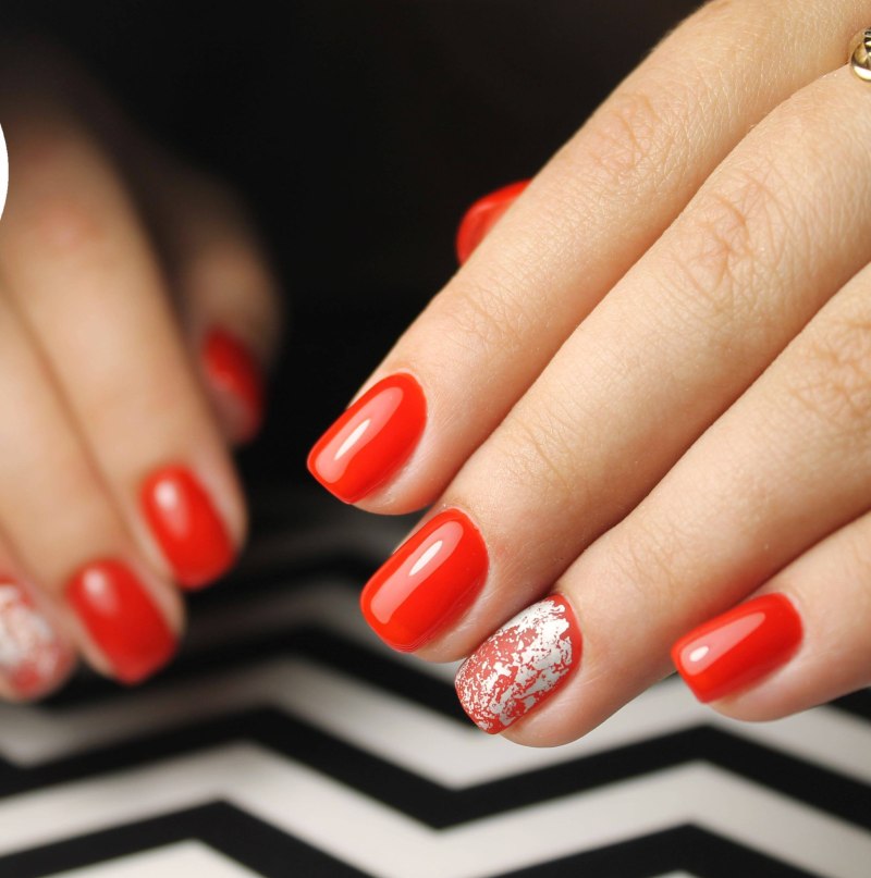 Ногти короткие красные с белым