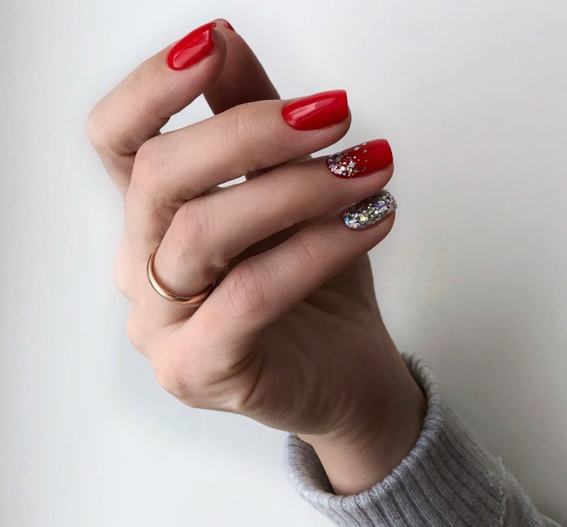 Белый маникюр с красными сердечками