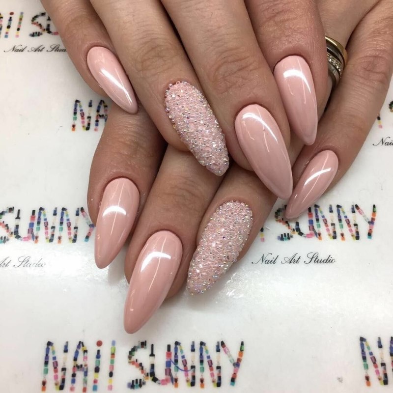 Красивый маникюр овальной формы розовый