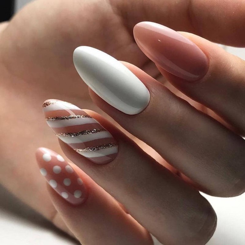 Белый маникюр на миндалевидных ногтях