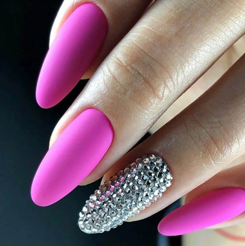 Маникюр на миндальную форму