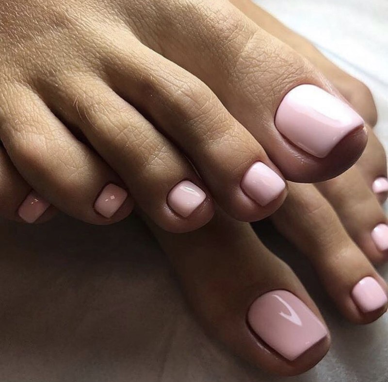 Педикюр однотонный розовый