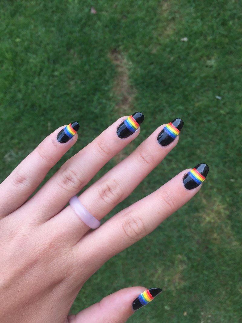 Маникюр с глазками