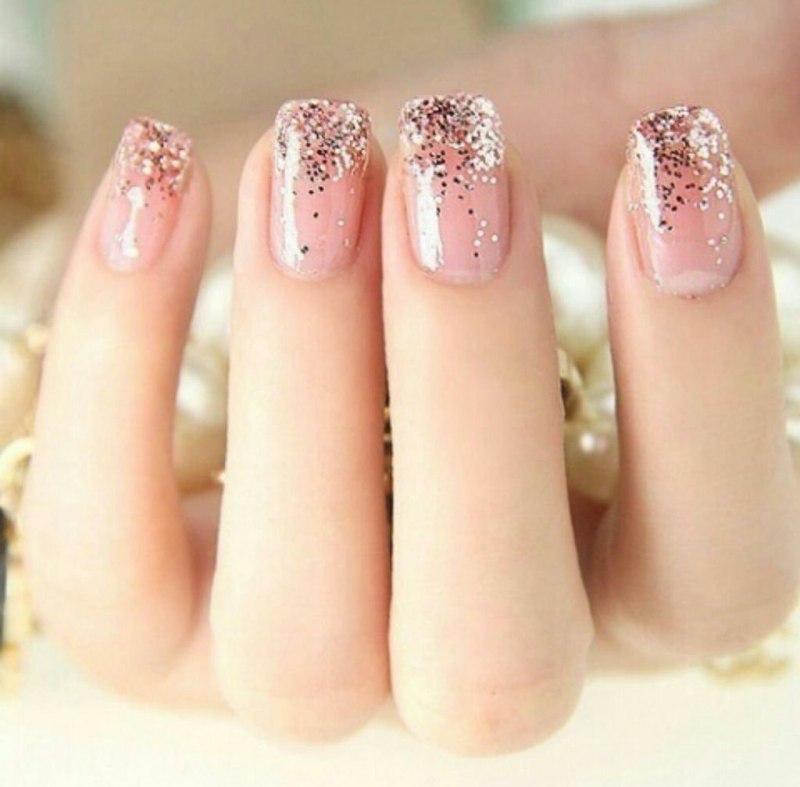 Прозрачные ногти с блестками