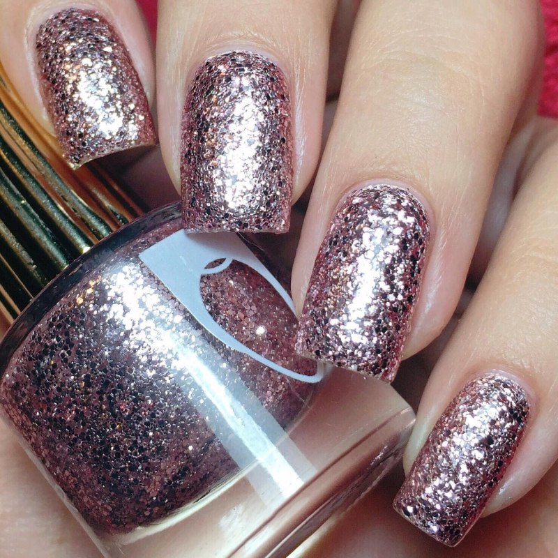 Фиолетовый маникюр с блестками