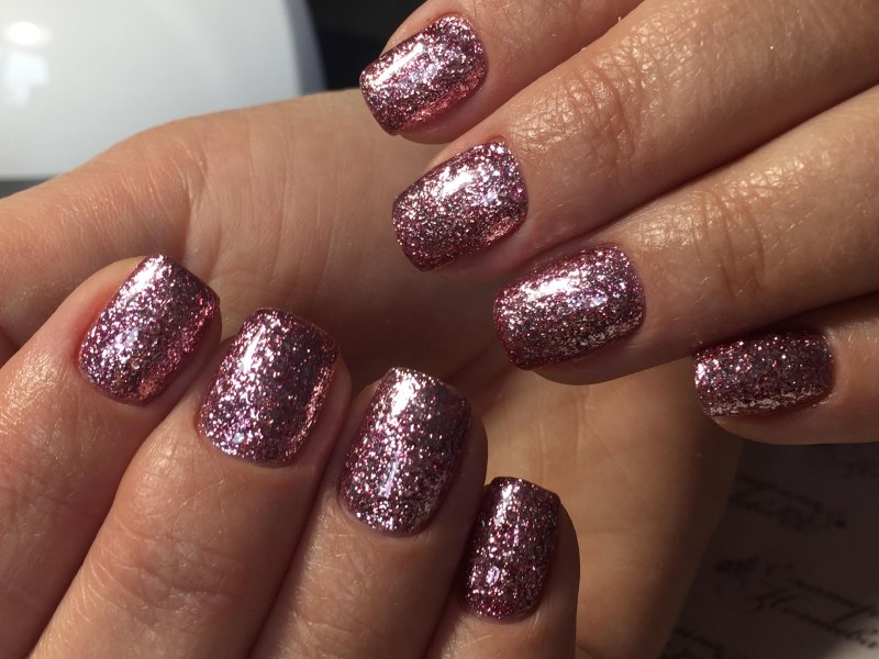 Красивый маникюр с блестками