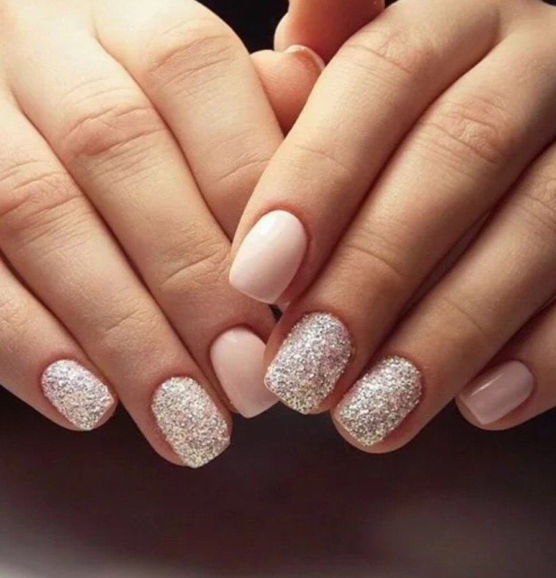 Маникюр с блестками