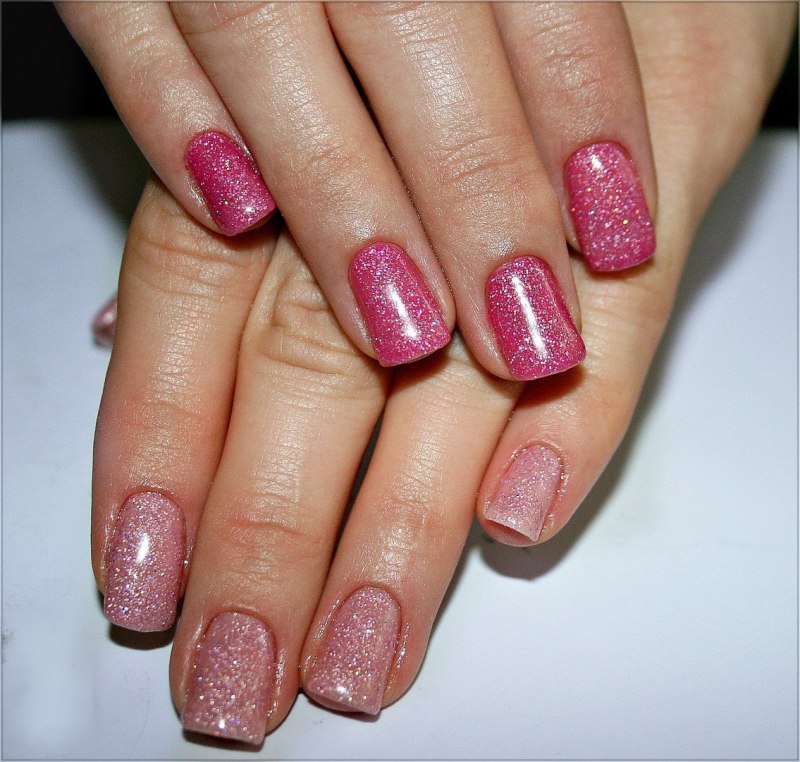 Маникюр розовый с блестками