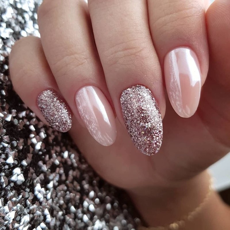 Маникюр с блёсткаююююю