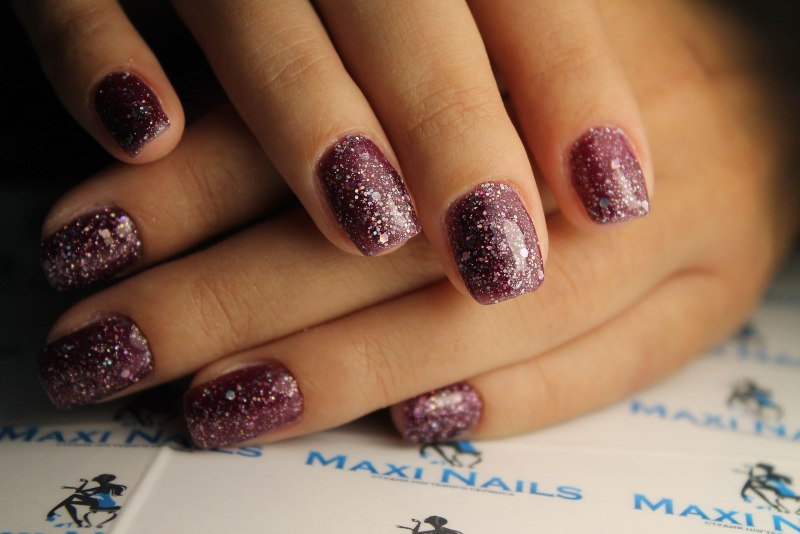 Фиолетовый маникюр с блестками
