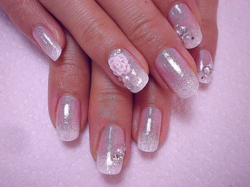 Прозрачные ногти с блестками