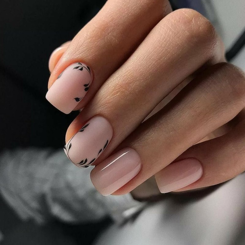 Маникюр розовый с голубубым