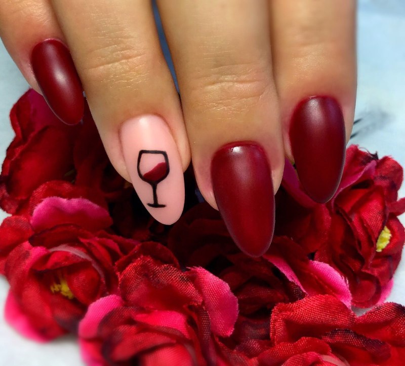 Маникюр 2022 кошачий глаз красный