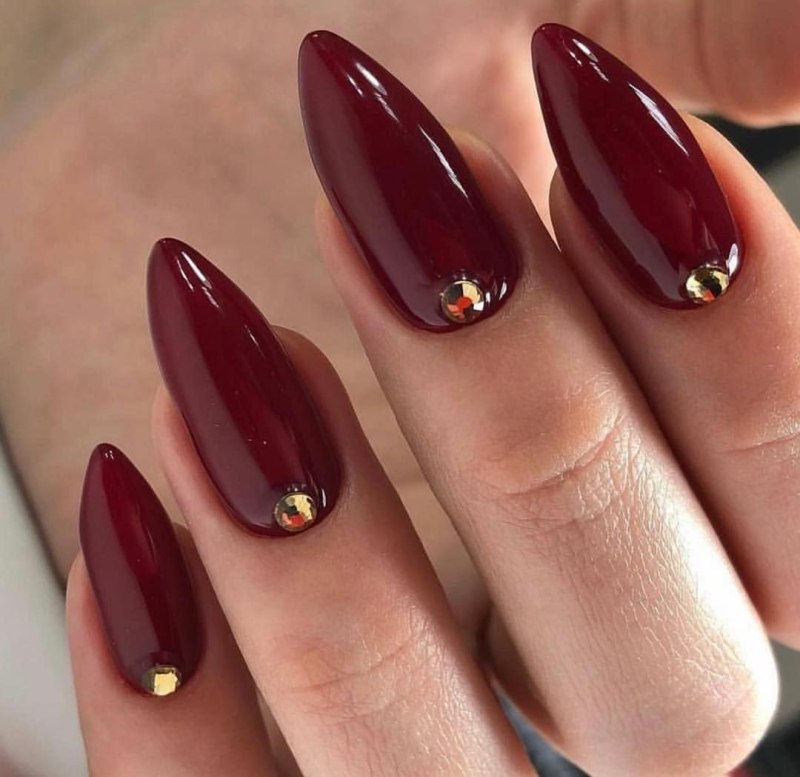 Маникюр с красным цветом