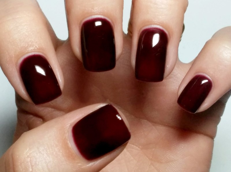 Ногти красные перламутровые