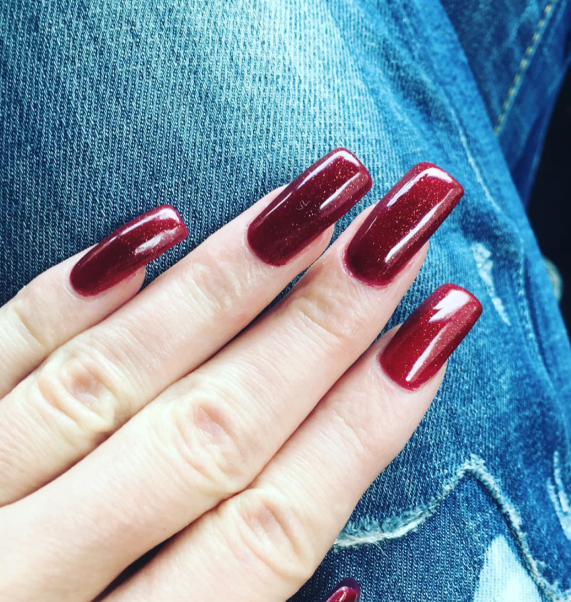 Темно-красный маникюр