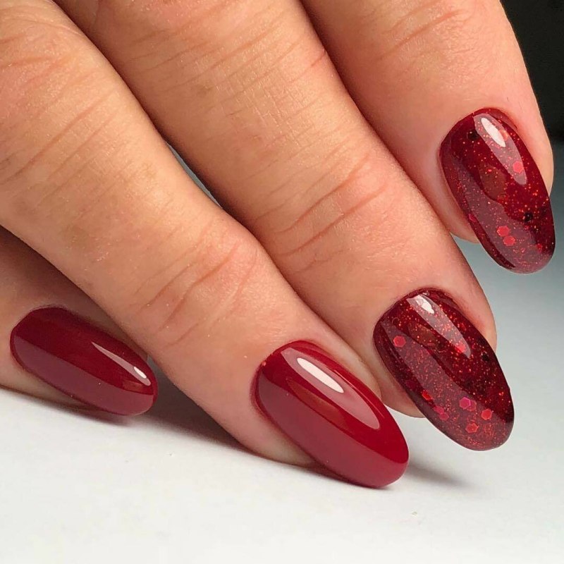 Красивый красный маникюр