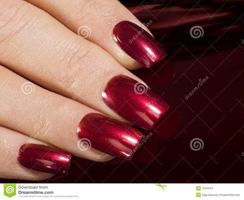 Ягодный маникюр однотонный