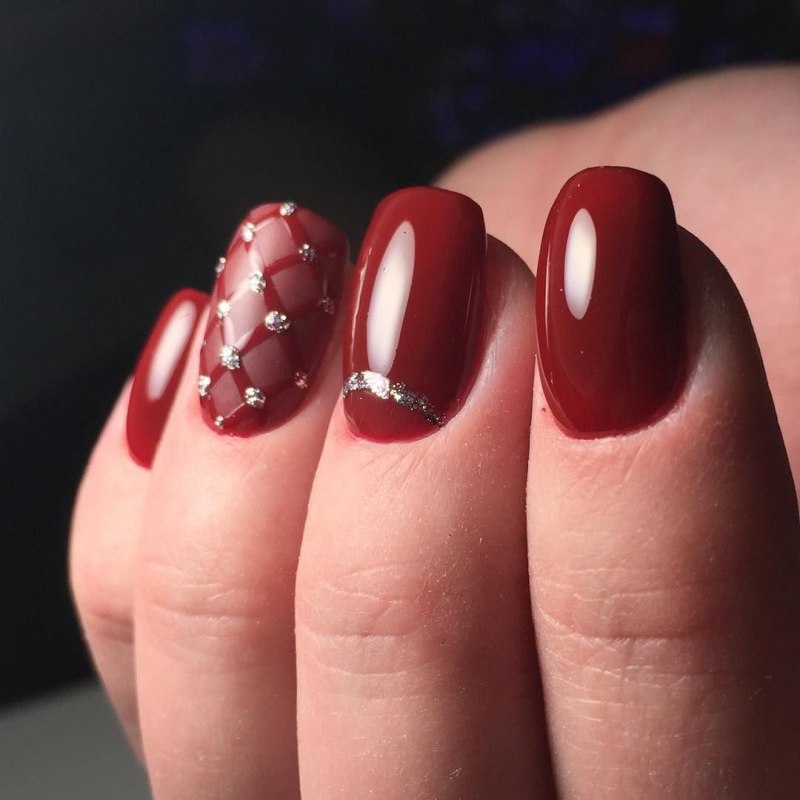 Темно-красный маникюр