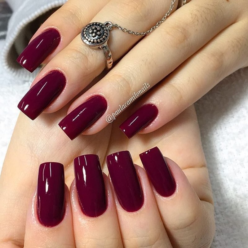 Маникюр бордовый с черным
