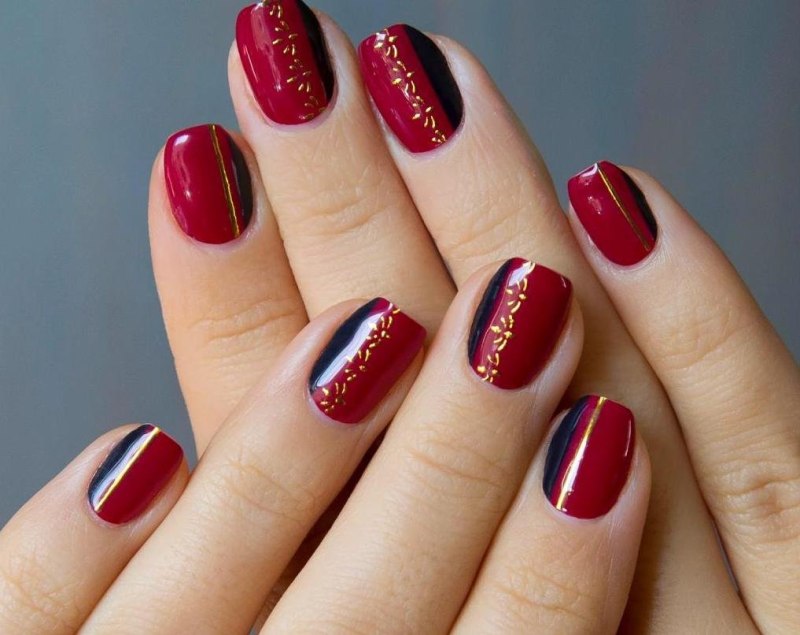 Красный маникюр