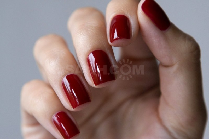 Красивый красный маникюр