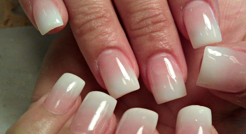 Светлые пряди возле лица