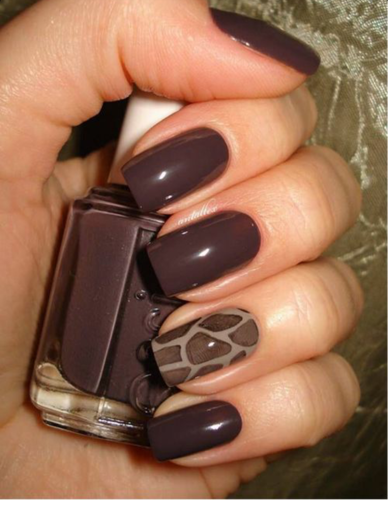 Маникюр коречневыйс белым