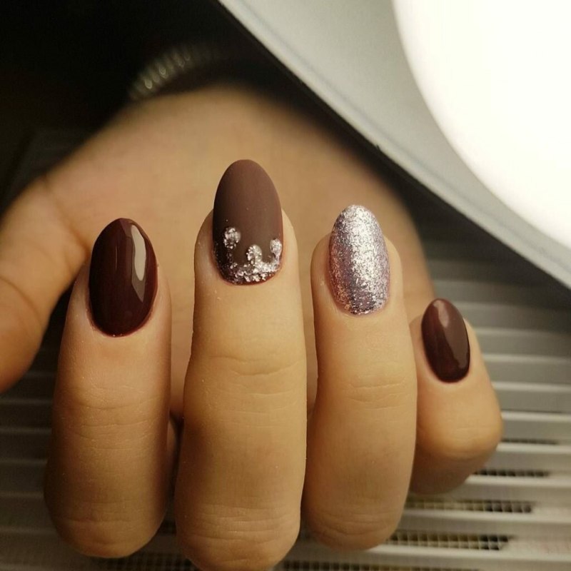 Маникюр коричневый с бежевым