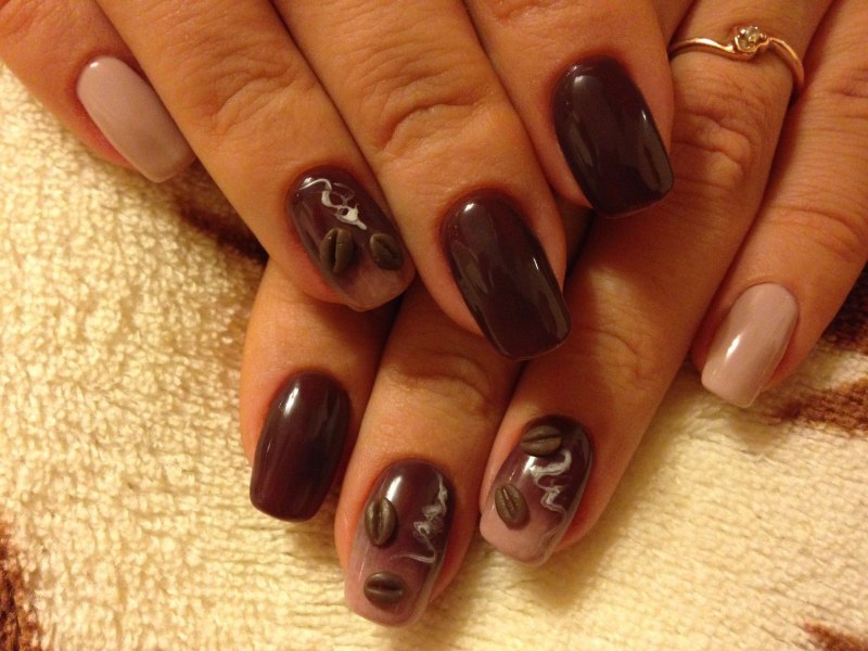 Красивый коричневый маникюр с надписями