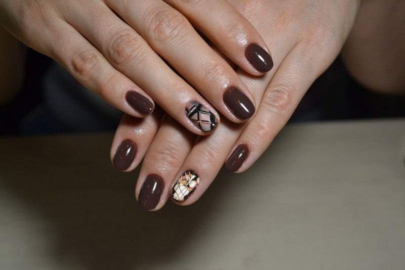 Коричневый маникюр