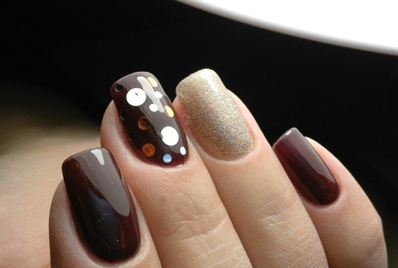 Коричневый маникюр