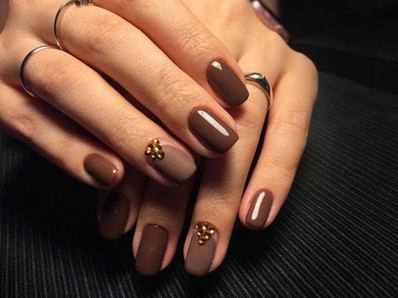 Маникюр коричневый с бежевым
