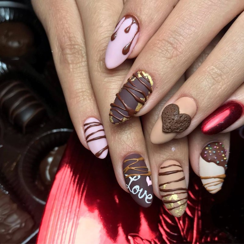 Маникюр в бежево-коричневых тонах