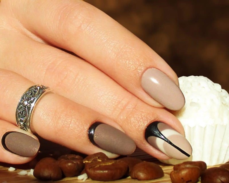 Коричневый маникюр