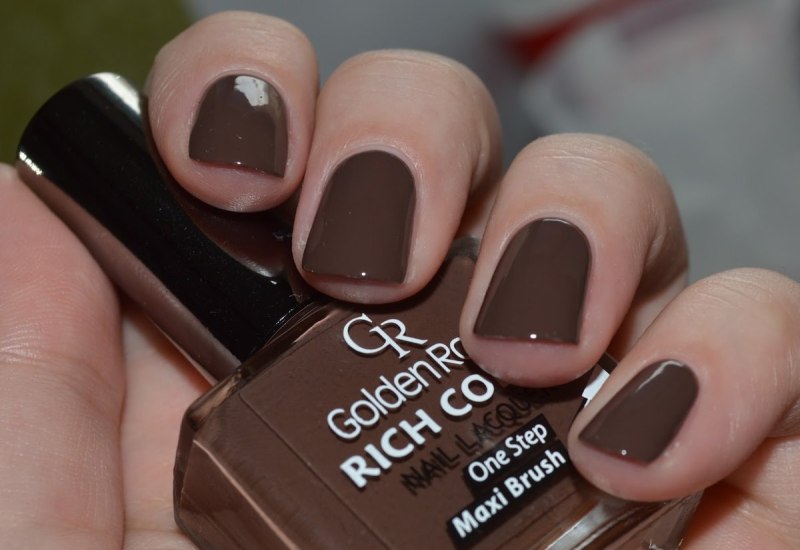 Коричневый маникюр