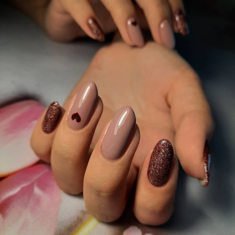 Коричневый маникюр