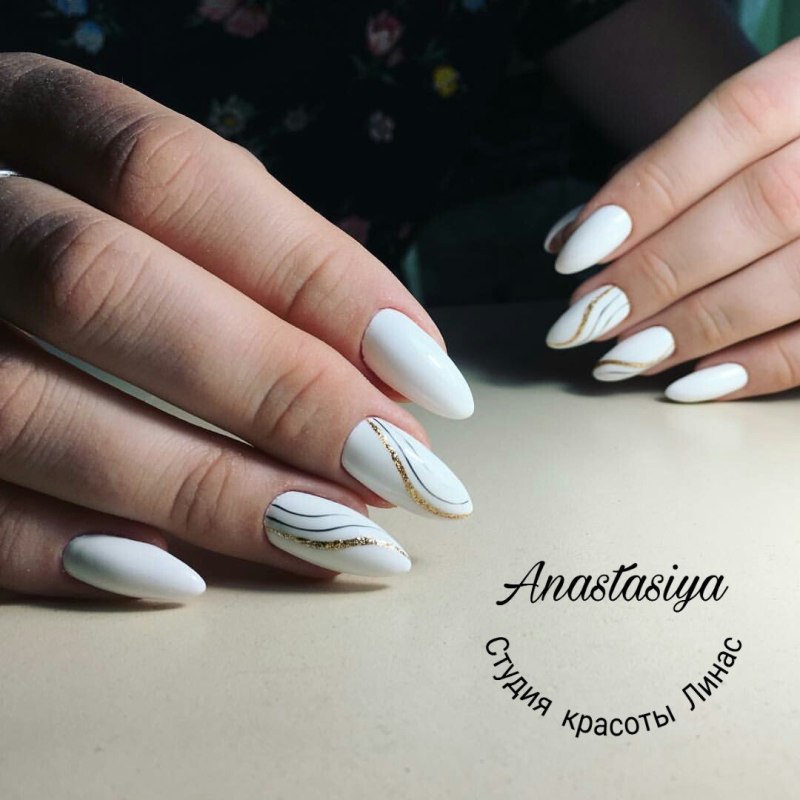 Ногти белые с полоской миндальной формы
