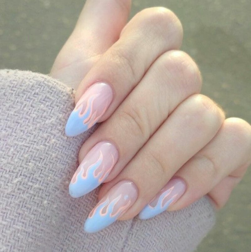 Голубые ногти миндаль